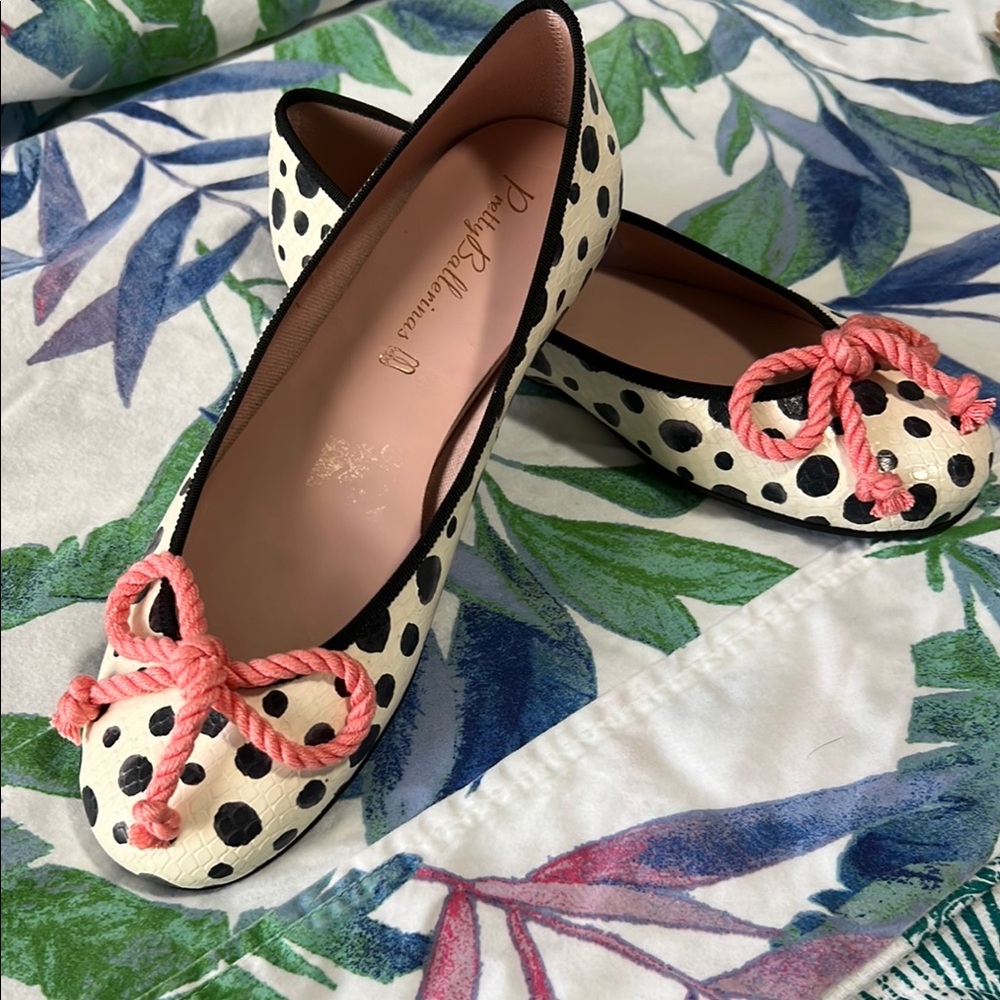 Pretty Ballerinas flats in size 37 1/2, made in Spain.